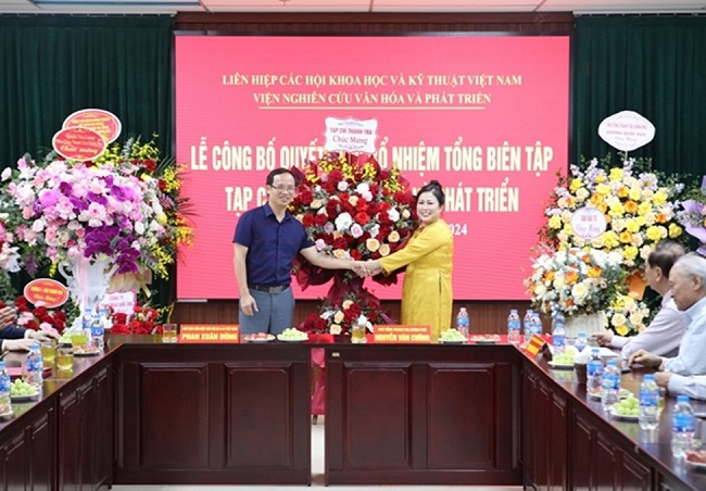 Tổng Biên tập Tạp chí Thanh tra Nguyễn Văn Lương tặng hoa chúc mừng tân Tổng Biên tập Tạp chí Văn hóa và Phát triển Nguyễn Thị Hoa.  