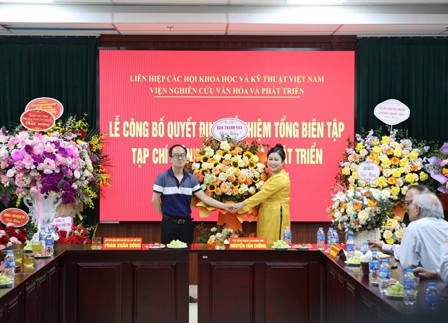 Phó Tổng Biên tập Báo Thanh tra Đỗ Công Định tặng hoa chúc mừng tân Tổng Biên tập Tạp chí Văn hóa và Phát triển Nguyễn Thị Hoa. 