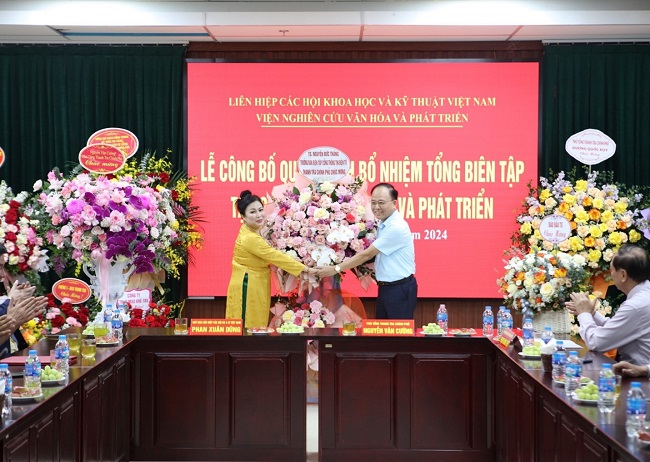 Giám đốc Cổng Thông tin điện tử Thanh tra Chính phủ Nguyễn Đức Thắng tặng hoa chúc mừng tân Tổng Biên tập Tạp chí Văn hóa và Phát triển Nguyễn Thị Hoa. 