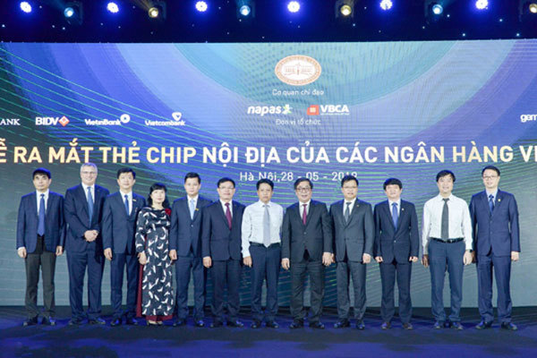 Vietcombank tiên phong phát hành thẻ chip nội địa