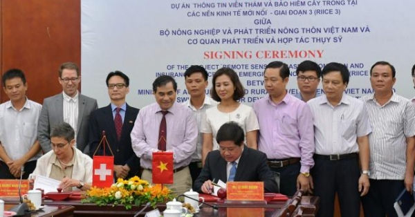 thuy sy tai tro 365.000 franc cho du an thong tin vien tham cay lua hinh anh 1