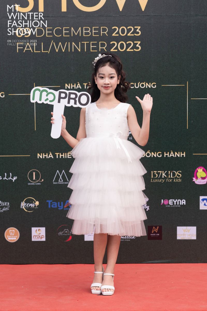 Mẫu nhí Hải Băng tỏa sáng trong BST “Đông chí”