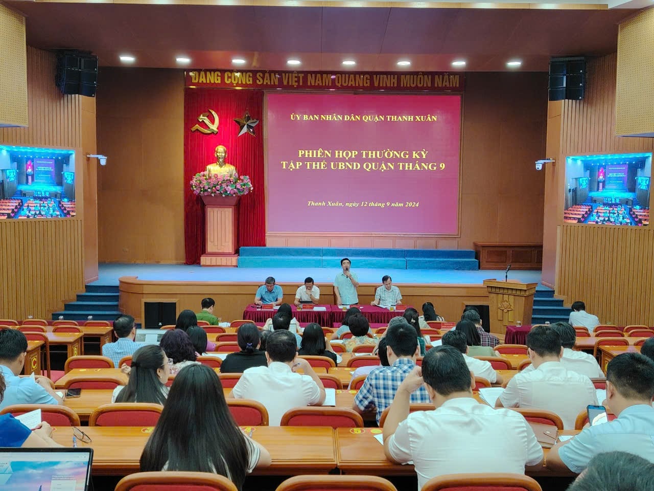 Quang cảnh phiên họp tập thể UBND quận tháng 9-2024 nhằm đánh giá kết quả thực hiện nhiệm vụ kinh tế - xã hội, an ninh - quốc phòng 9 tháng năm 2024 và nhiệm vụ trọng tâm 3 tháng cuối năm 2024/Ảnh báo Hanoimoi