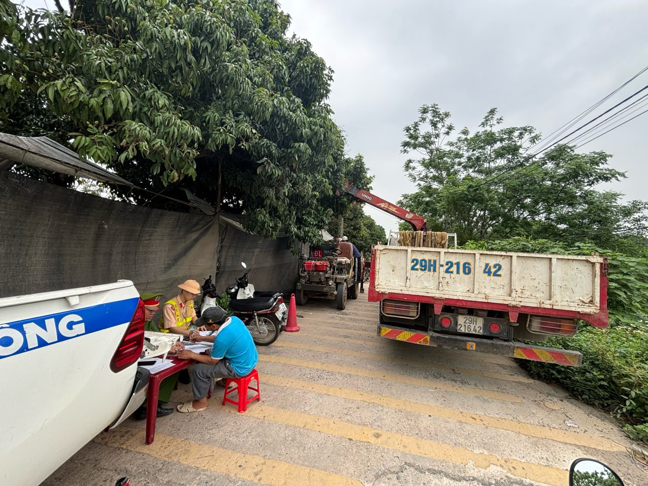 Đội Cảnh sát giao thông - Trật tự, Công an huyện Quốc Oai (Hà Nội) đã nhanh chóng triển khai lực lượng, xử phạt hàng chục xe tự chế