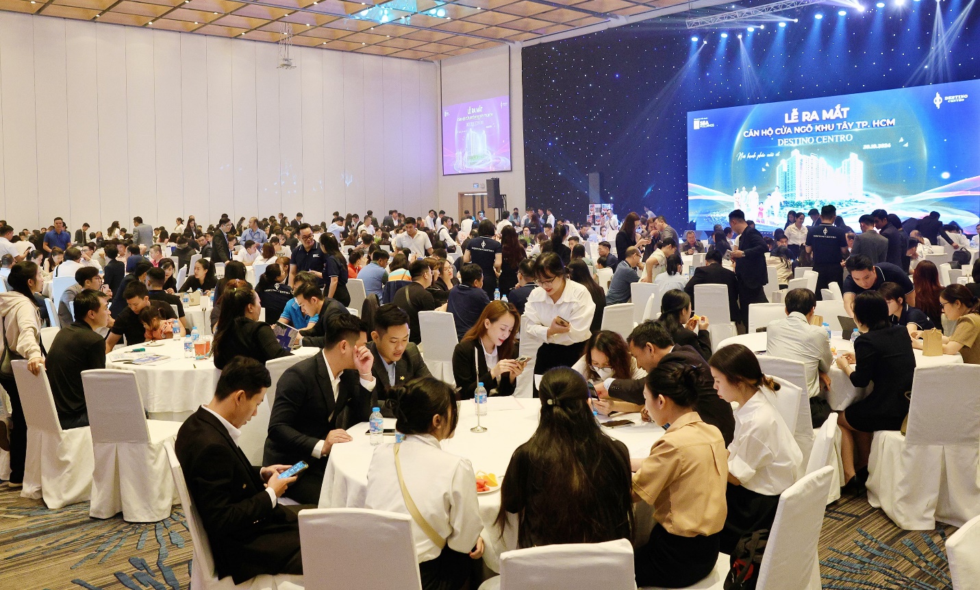 Khách hàng đăng ký nhận tư vấn căn hộ Destino Centro lễ giới thiệu (ngày 20/10)