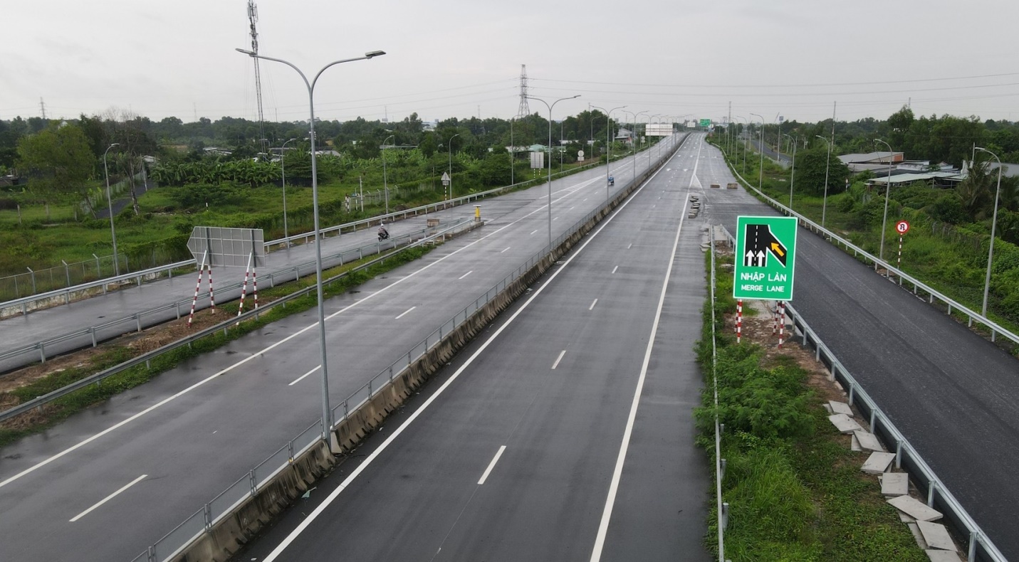 Tại các đoạn cao tốc Bến Lức - Long Thành chuẩn bị đưa vào khai thác, hệ thống biển hướng dẫn và biển báo tốc độ đã được lắp đặt