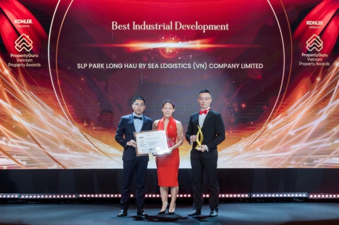 Đại diện SLP Park Long Hậu nhận giải dự án công nghiệp xuất sắc (Best Industrial Development) tại PropertyGuru lần thứ 10.