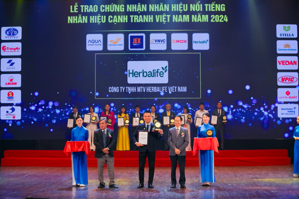 Đại diện Herbalife Việt Nam tại nhận giải thưởng Top 10 Nhãn Hiệu Nổi Tiếng Việt Nam.