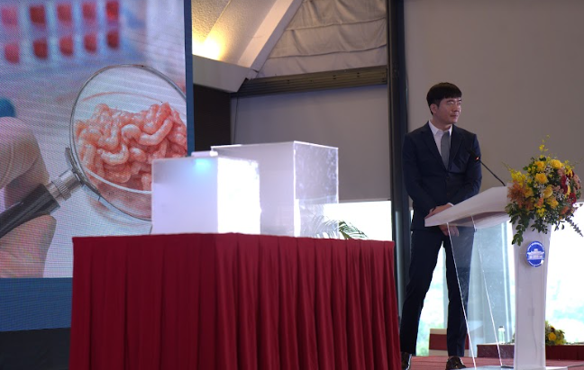 Ông Kim Kycong Tae - Trưởng nhóm Nghiên cứu phát triển Công Nghệ Sanitec giới thiệu Công nghệ khử khuẩn Plasma