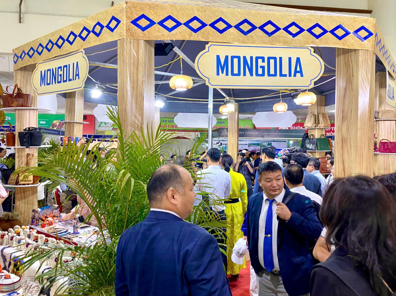 Gian hàng đến từ Mông Cổ/Ảnh Đức Thiện