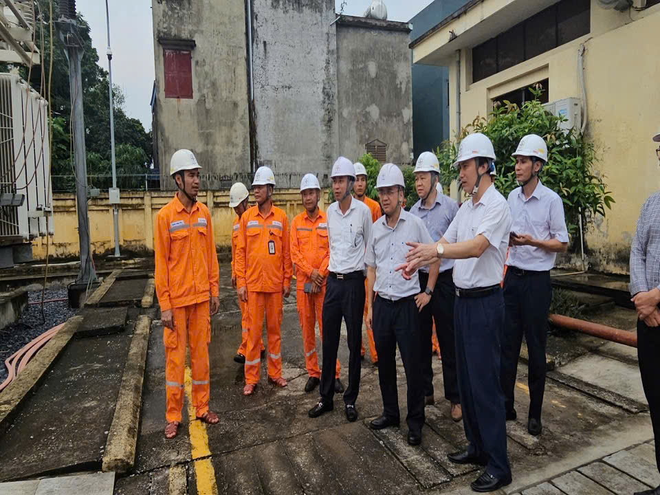 Tập đoàn Điện lực Việt Nam và Tổng công ty Điện lực miền Bắc kiểm tra công tác phòng chống bão số 3 (cơn bão Yagi) tại Công ty Điện lực Nam Định