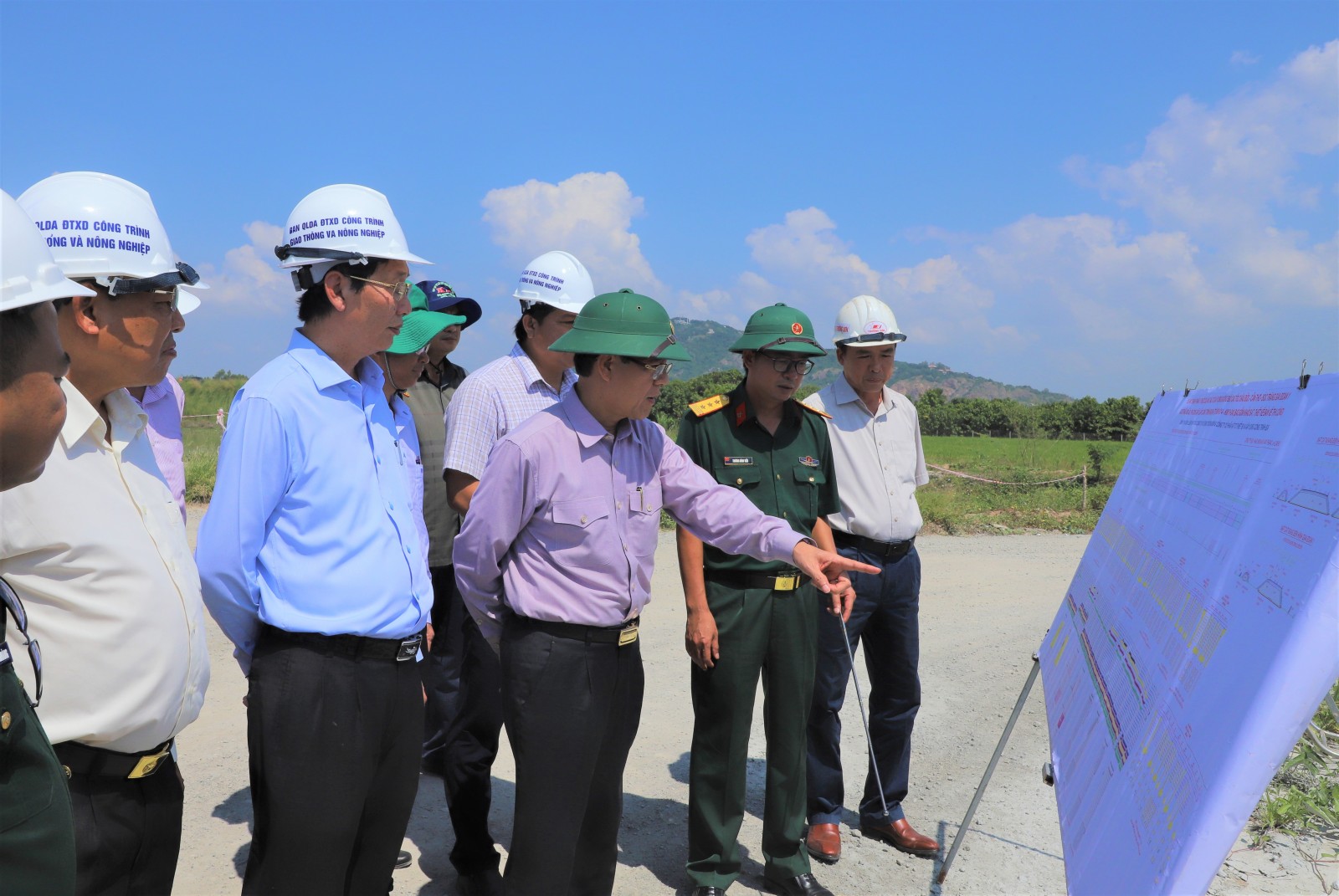 Ủy viên Ban Chấp hành Trung ương Đảng, Bí thư Tỉnh ủy An Giang Lê Hồng Quang kiểm tra tiến độ thi công cao tốc