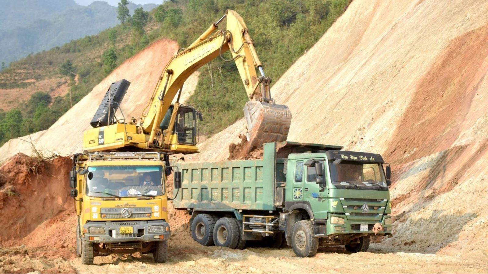  Vấn đề ách tắc giải phóng mặt bằng (GPMB) tiếp tục được xác định là nguyên nhân hàng đầu kìm hãm tiến độ.