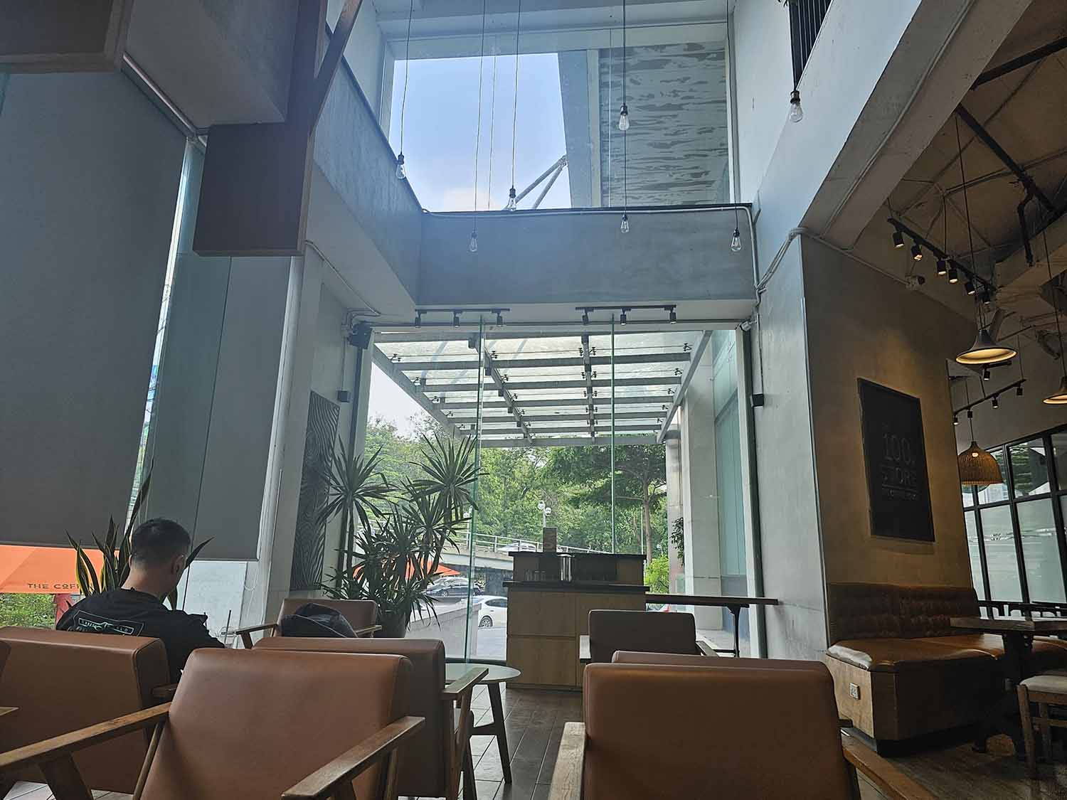 Khu vực tầng 1 - nơi tấm kính cường lực ở tầng 2 rơi xuống khiến chị Lý bị thương. Ảnh: Hữu Chánh