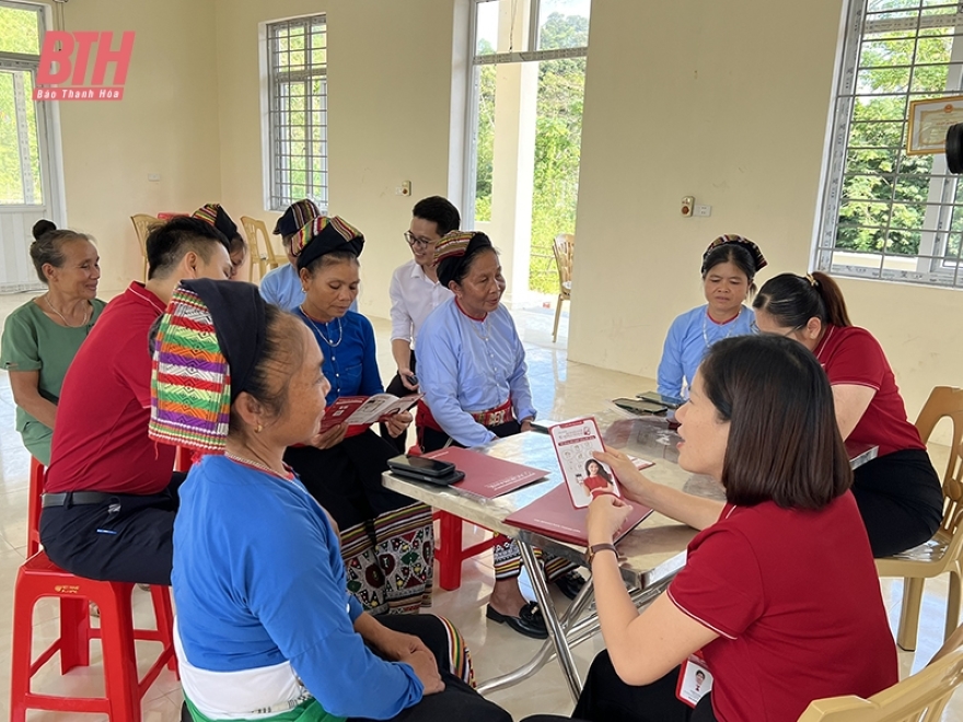 Cán bộ, nhân viên Agribank hướng dẫn người dân sử dụng tài khoản ngân hàng điện tử.