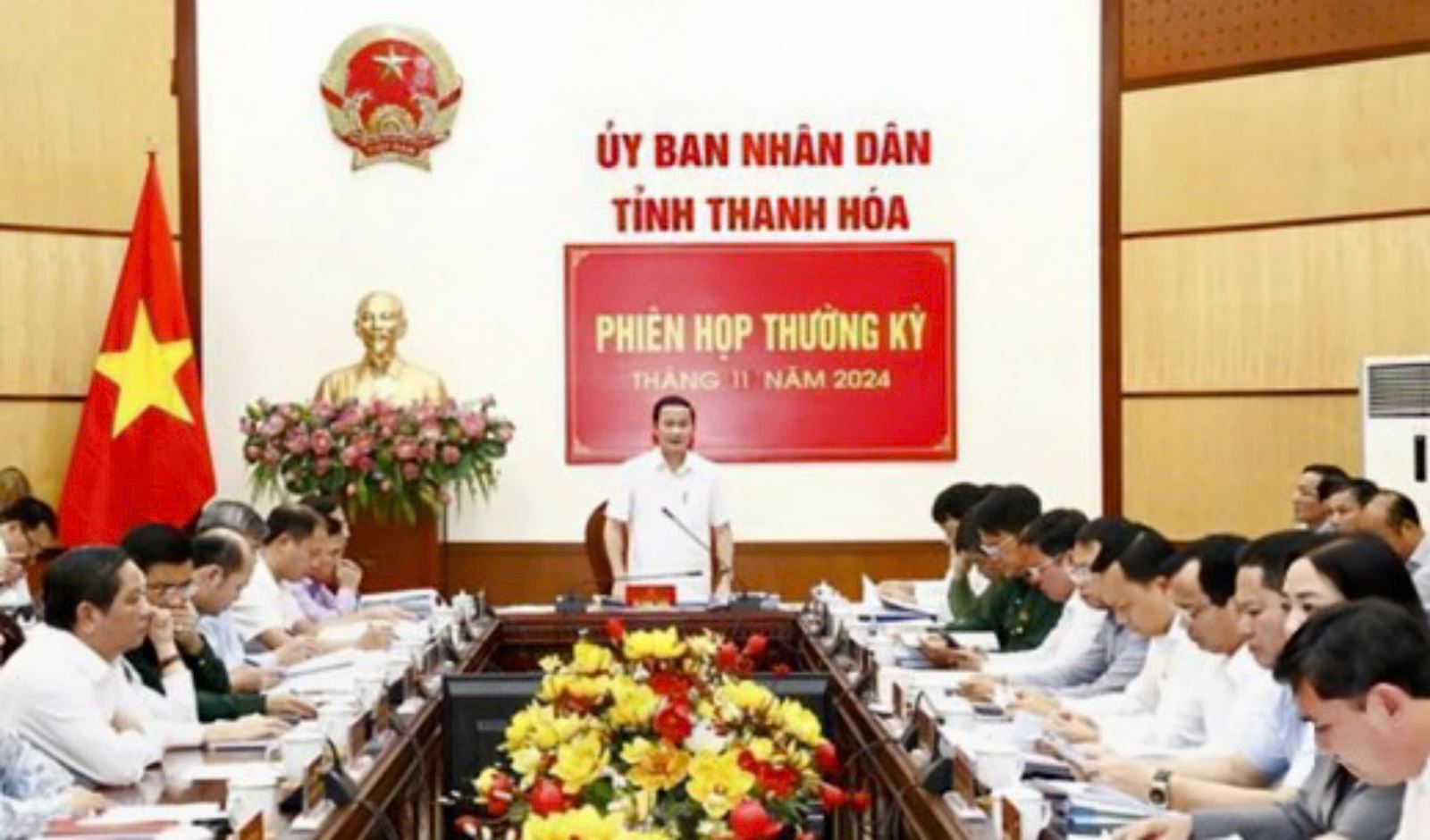 Chủ tịch UBND tỉnh Thanh Hoá Đỗ Minh Tuấn chủ trì phiên họp.