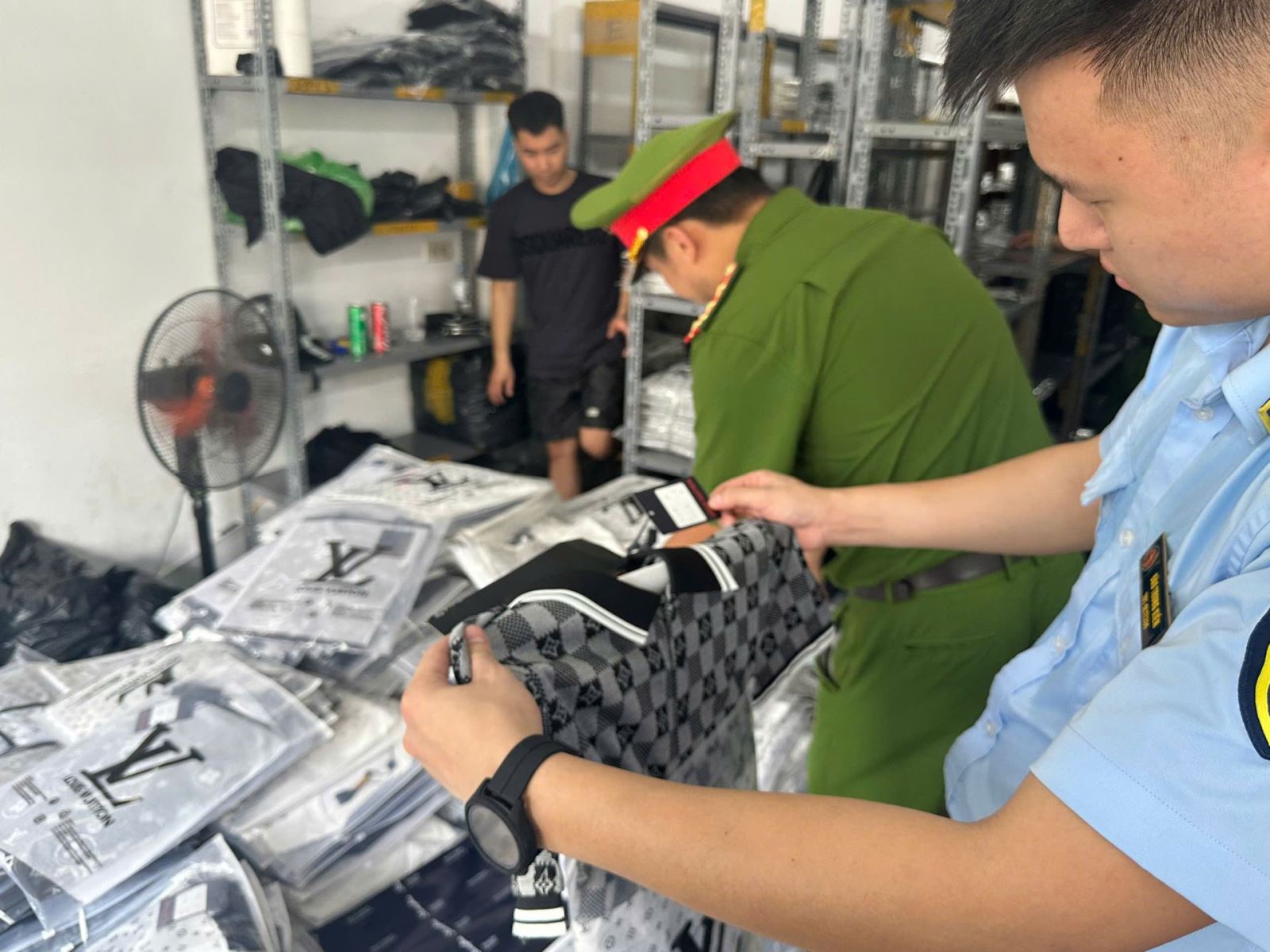 Thương mại điện tử tại Việt Nam đang trải qua thời kỳ hoàng kim với sự tăng trưởng bùng nổ, nhưng đi kèm với đó là một thực trạng đáng báo động về hàng giả, hàng nhái len lỏi vào từng ngóc ngách của đời sống số