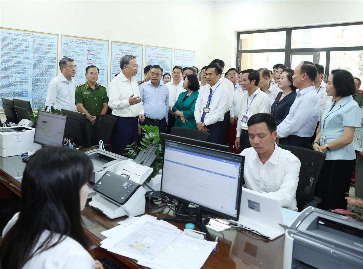 ổng Bí thư Tô Lâm thăm, kiểm tra hoạt động tại Trung tâm hành chính công xã Phúc Thịnh, Hà Nội. Ảnh: Thống Nhất – TTXVN