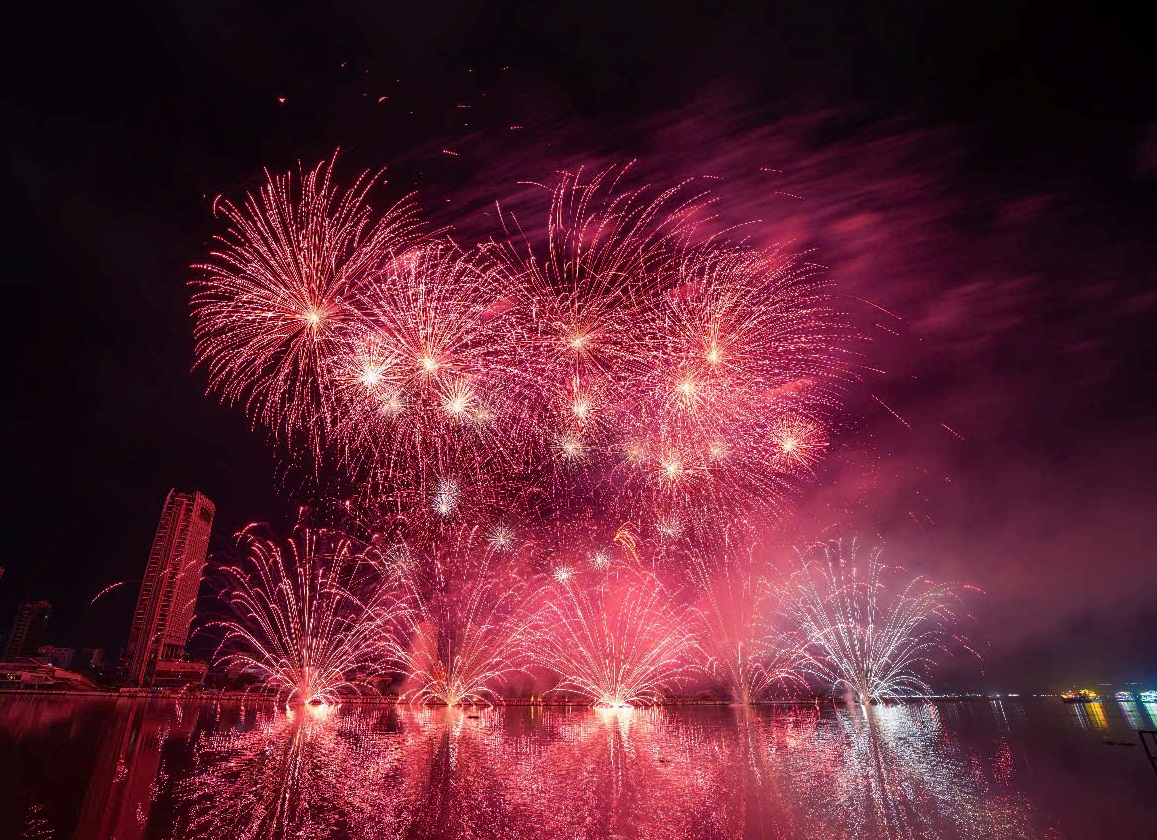 Jiangxi Yanfeng (Trung Quốc), đương kim á quân DIFF 2024 kể chuyện đậm chất phương Đông qua màn trình diễn pháo hoa “Tây Du Ký ngoại truyện”