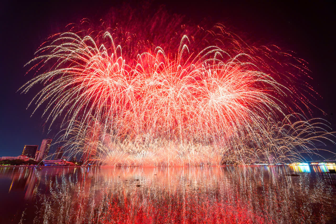 Jiangxi Yangfeng (Trung Quốc) khẳng định sức mạnh của một cường quốc pháo hoa trên thế giới bằng màn trình diễn “Đà Nẵng: Viên ngọc tỏa sáng, Thành phố tương lai”, các hiệu ứng ánh sáng đầy biến hoá, kết hợp một cách hoàn hảo với 10 bản nhạc đa sắc độ