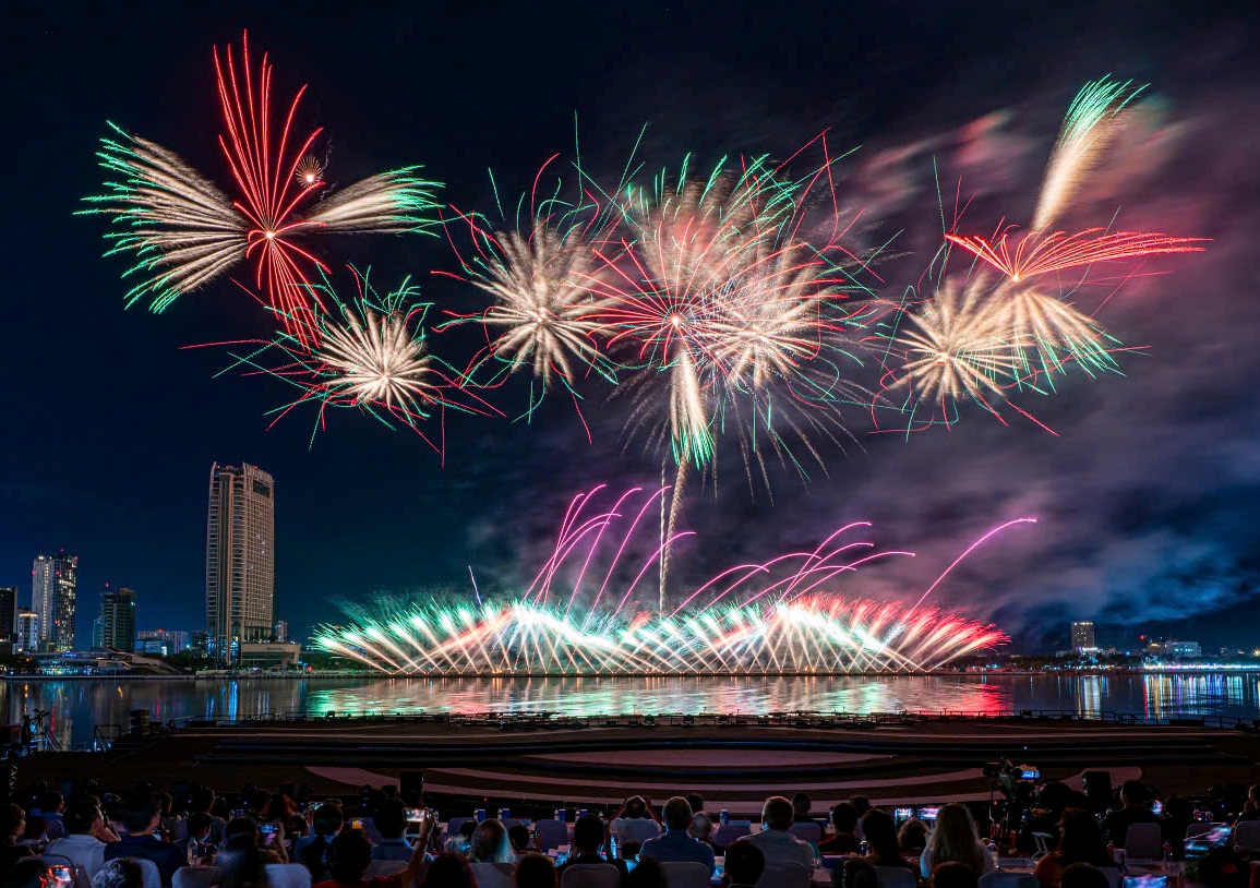 Đội Trung Quốc thể hiện đẳng cấp với những hiệu ứng pháo hoa chuyển màu đa tầng, linh hoạt và sống động như một thước phim thần thoại