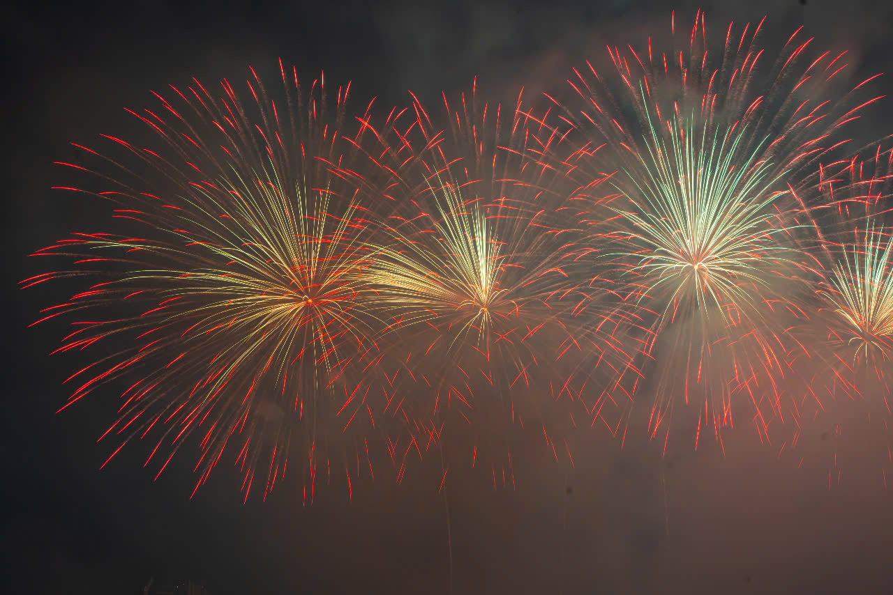 Chuỗi hiệu ứng chuyển động theo nhịp của “Trying All” và “Legacy of Six” - nơi pháo xoáy, pháo rơi tuyến tính kết hợp nhạc điện tử mang đến không gian như bước vào thế giới công nghệ