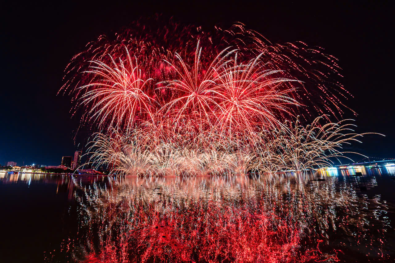 Màn kết “Mountain Call” của đội Jiangxi Yangfeng (Trung Quốc) vang lên giữa nền pháo chùm cao, lấp lánh vàng bạc kết hợp pháo kim tuyến liên hoàn, như khắc họa hình ảnh Đà Nẵng, một viên ngọc tỏa sáng trên bản đồ tương lai châu Á