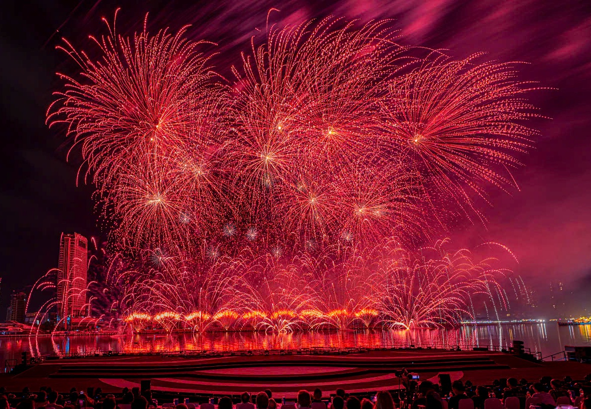 Kỹ thuật xử lý pháo hoa của đội Trung Quốc chính xác, bố cục có chiều sâu khiến khán giả không khỏi trầm trồ