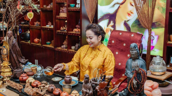   Trà sư Ngô Thị Thanh Tâm có trên 1.000 ấm tử sa cùng với nhiều bộ chén quý hiếm độc đáo