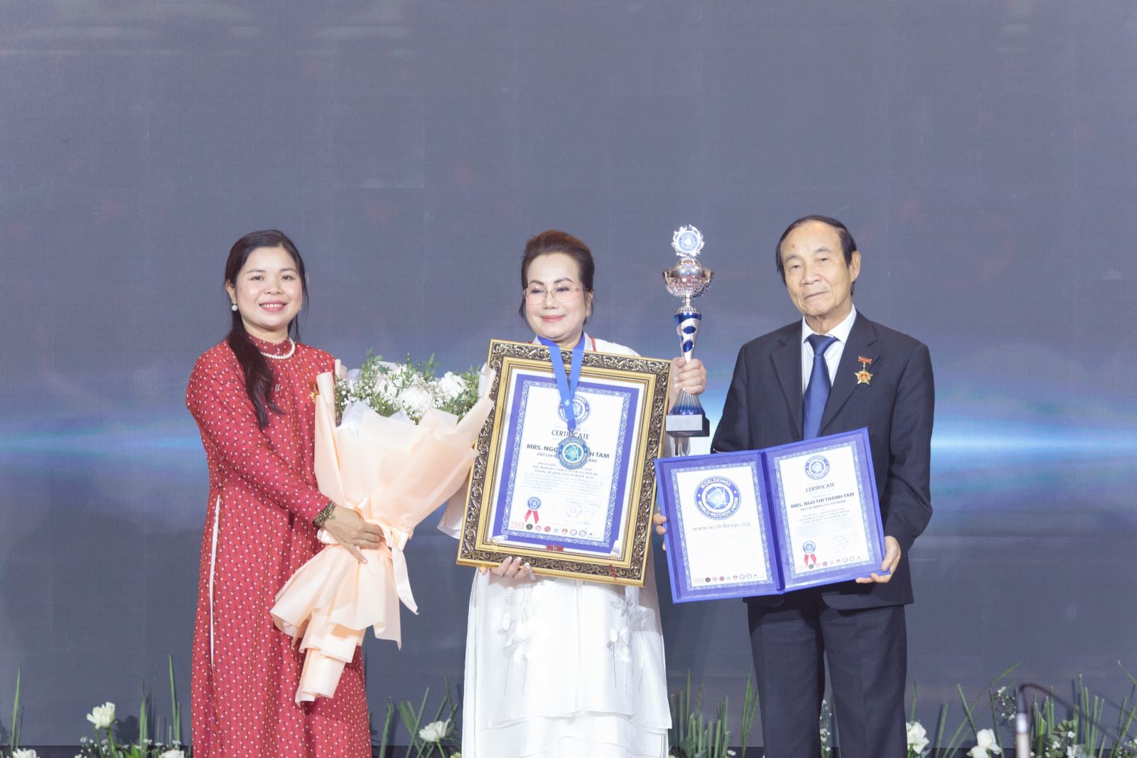 Ông Nguyễn Văn Viễn, Viện trưởng Viện Sở hữu Trí tuệ Việt Nam, Phó Chủ tịch Trung ương Hội Kỷ lục gia Việt Nam và bà Nguyễn Thị Quỳnh Ngọc, Tổng Thư ký Tổ chức Kỷ lục Việt Nam trao bằng Kỷ lục Thế giới cho bà Ngô Thị Thanh Tâm