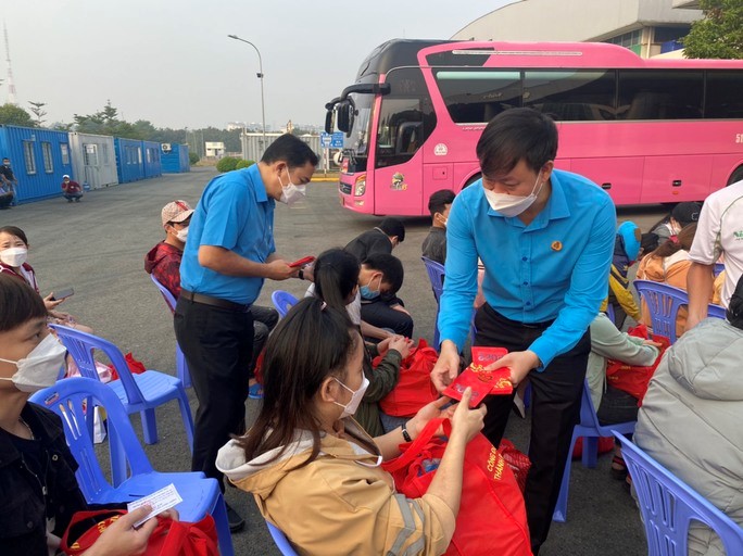Công ty TNHH Nidec Servo (Không Công nghệ cao, TP Thủ Đức, TP HCM) tổ chức xe cho công nhân về Tết năm 2022