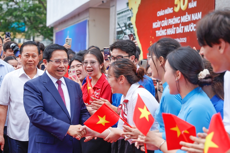 Thủ tướng Phạm Minh Chính trò chuyện với thầy, trò Học viện Công nghệ Bưu chính Viễn thông và các đại biểu dự lễ phát động. Ảnh: VGP. 