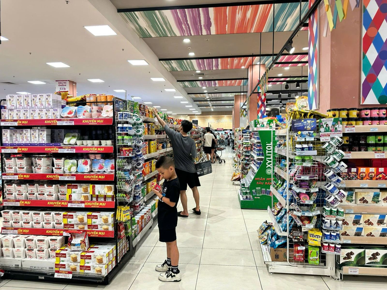 tổng doanh số bán lẻ tăng 9,3% so với cùng kỳ năm trước trong nửa đầu năm 2025, vượt qua mức tăng 8,9% của nửa đầu năm 2024