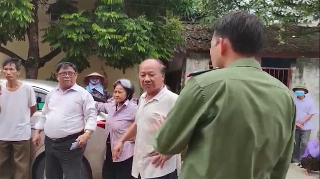  Bị can Tạ Miên Linh (đứng thứ 2 từ trái sang) trong một lần về 