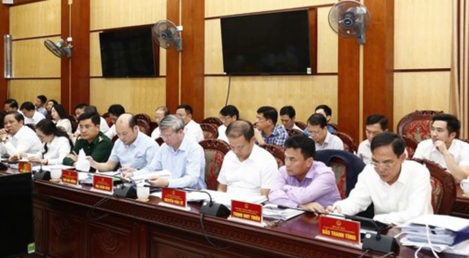 Các đại biểu tham gia tại phiên họp.