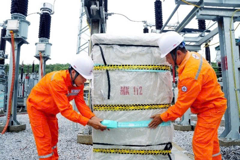 Tại tất cả các đơn vị trực thuộc PC Thanh Hóa đã thực hiện gia cố cửa, mái nhà trụ sở làm việc và bọc bảo vệ cho các thiết bị điện.