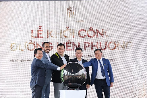 Các đại biểu thực hiện nghi thức Lễ khởi công