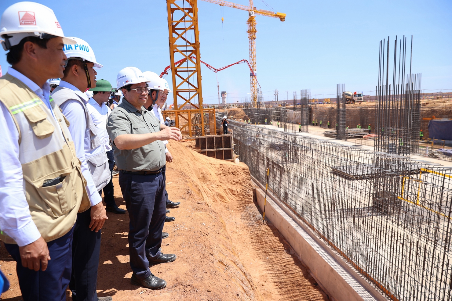 Thủ tướng Chính phủ xem bản đồ và kiểm tra tiến độ Dự án sân bay Long Thành, tỉnh Đồng Nai ngày 13/2. Ảnh: VGP
