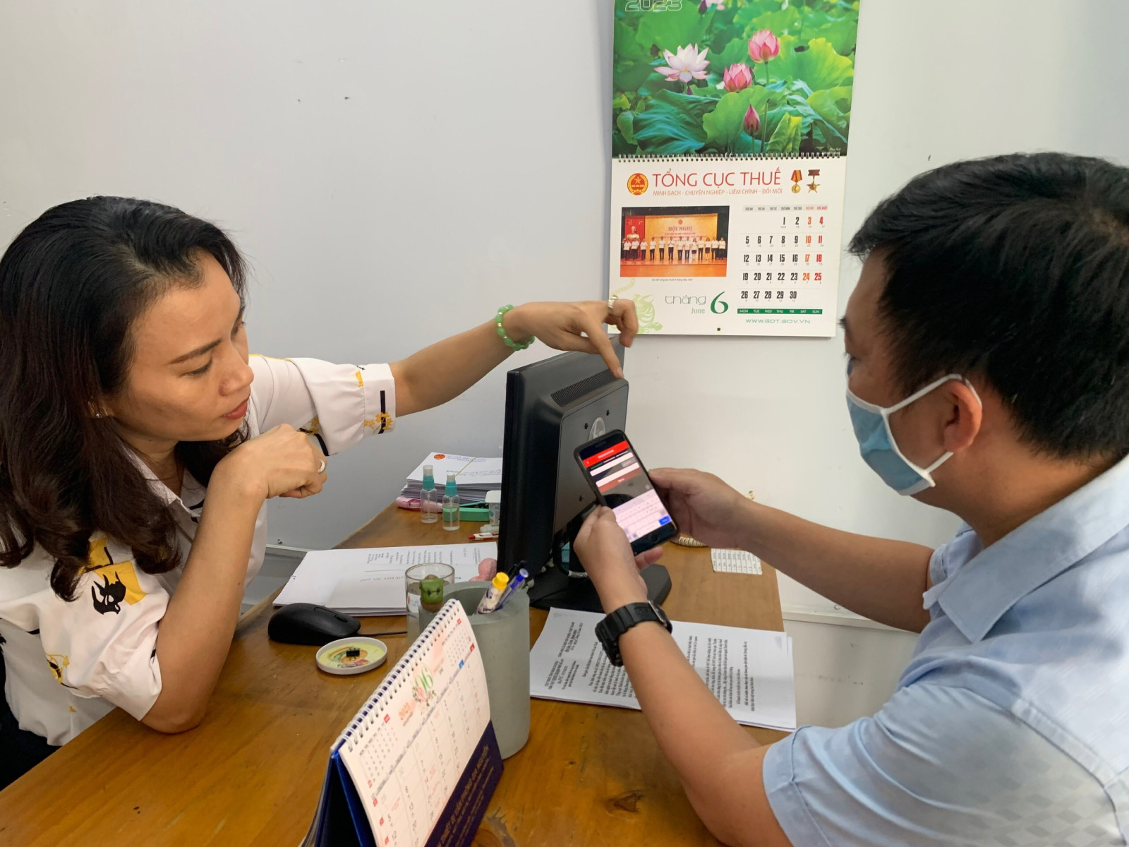 Cán bộ hướng dẫn người dân nộp thuế 