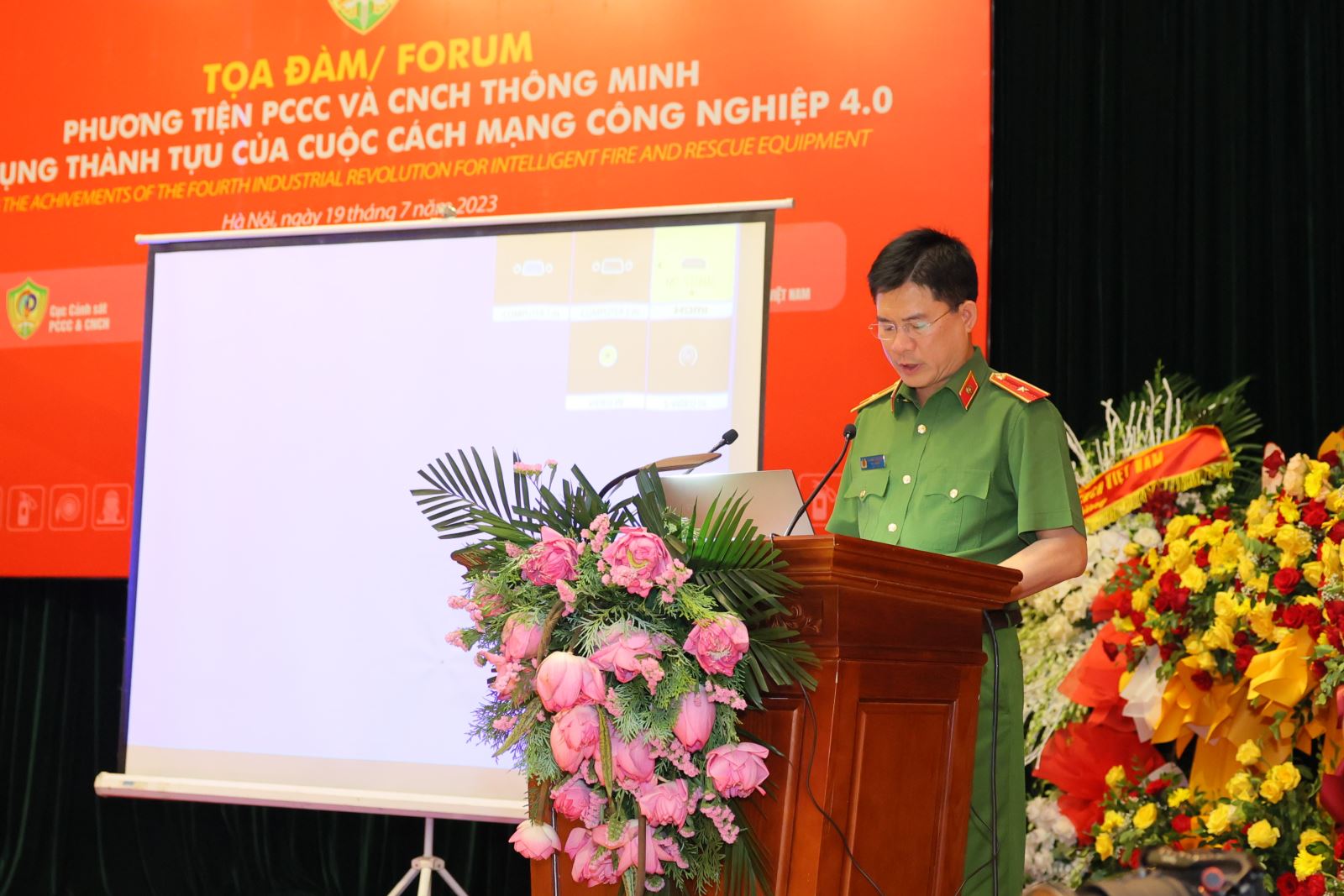 Thiếu tướng Nguyễn Tuấn Anh, Cục trưởng Cục cảnh sát PCCC & CNCH - Bộ Công an phát biểu khai mạc Tọa đàm