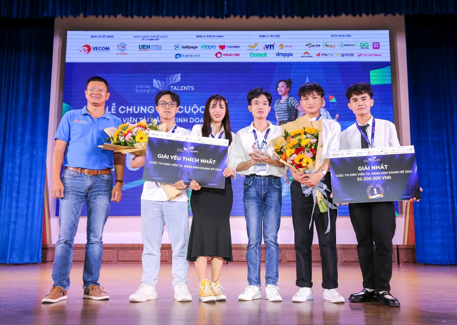 Trao giải nhất Cuộc thi sinh viên Tài năng kinh doanh số 2022