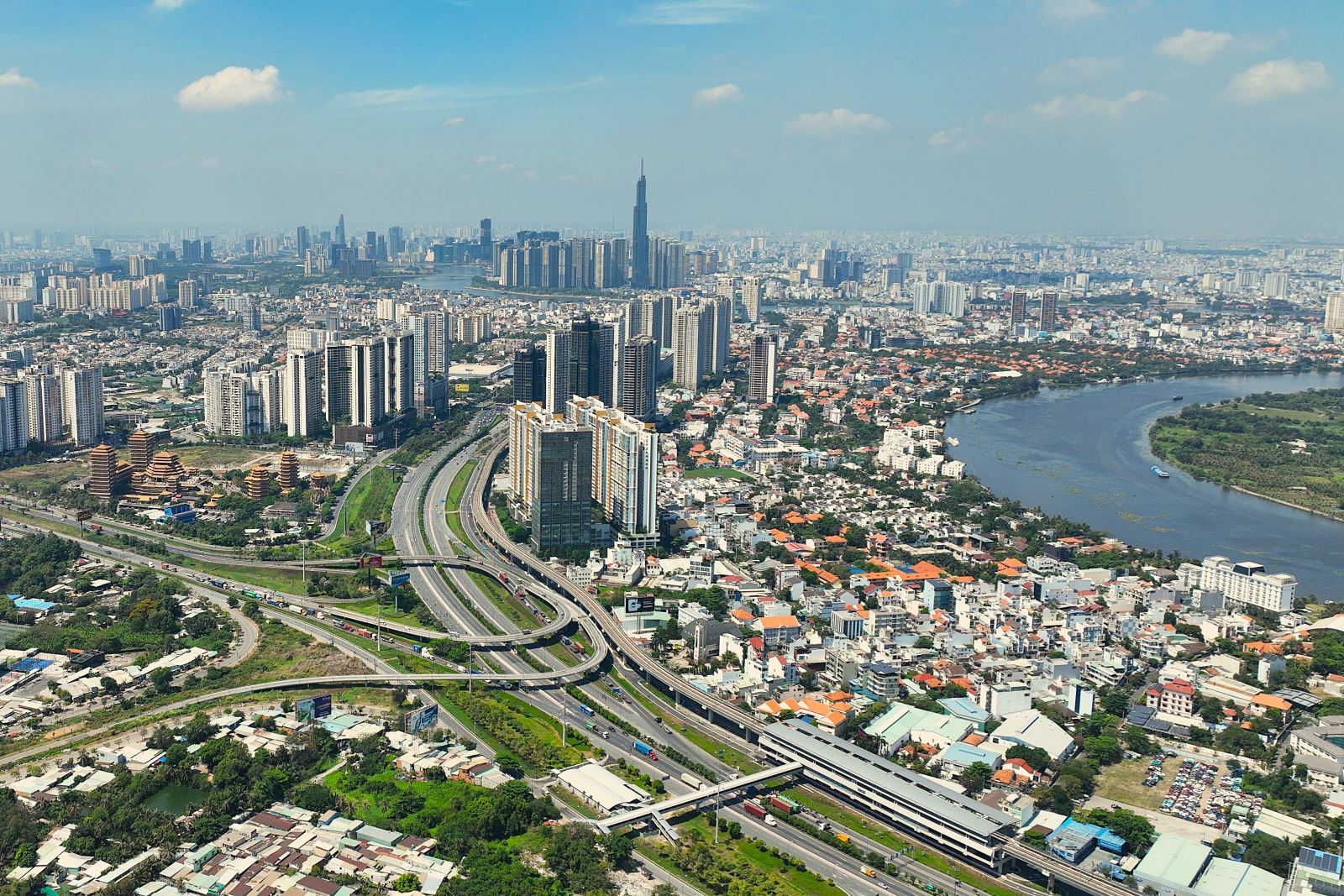 Tuyến metro số 1 tạo cú hích mở ra những trung tâm kinh tế mới tại TP.HCM.