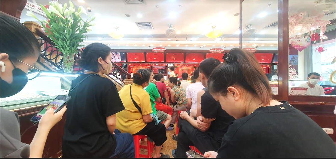 Người dân xếp hàng mua vàng tại cửa hàng vàng Bảo tín Minh Châu