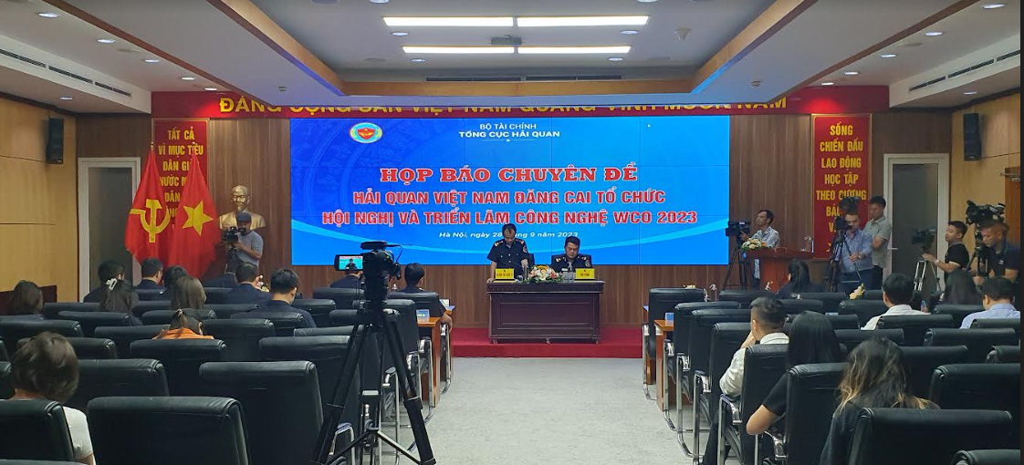 Toàn cảnh buổi họp báo