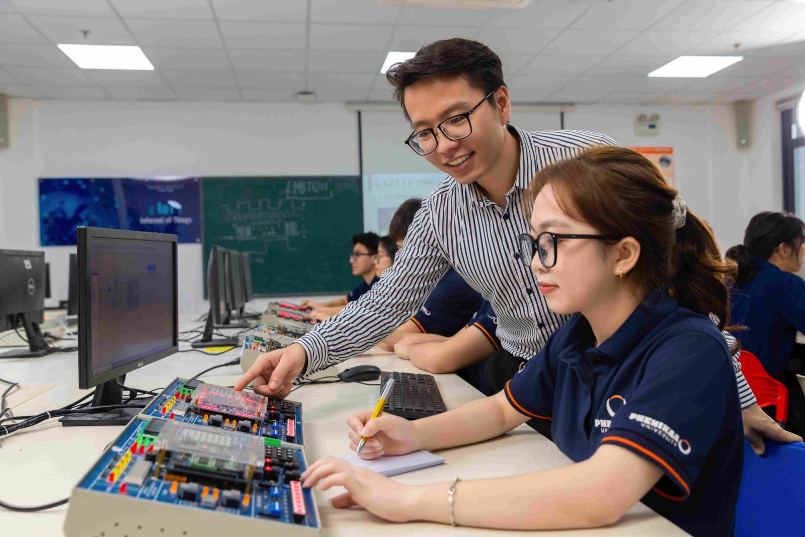 iệc tập trung đào tạo những người xuất sắc ở bậc học cao nhất là điều kiện tiên quyết để tạo ra những người lãnh đạo các dự án chip lớn trong tương lai.