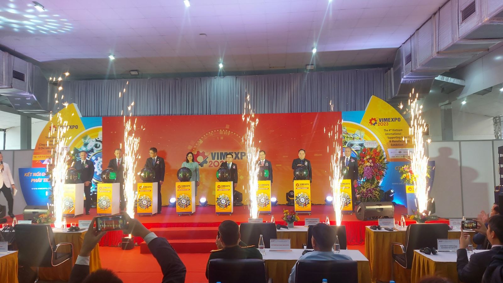 Các đại biểu bấm nút khai mạc triển lãm