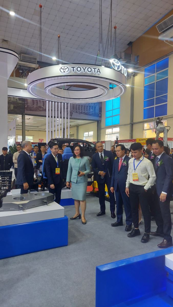 Các đại biểu tham quan triển lãm