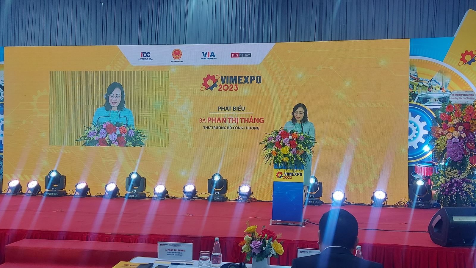 Bà Phan Thị Thắng - Thứ trưởng Bộ Công Thương phát biểu tại lễ khai mạc