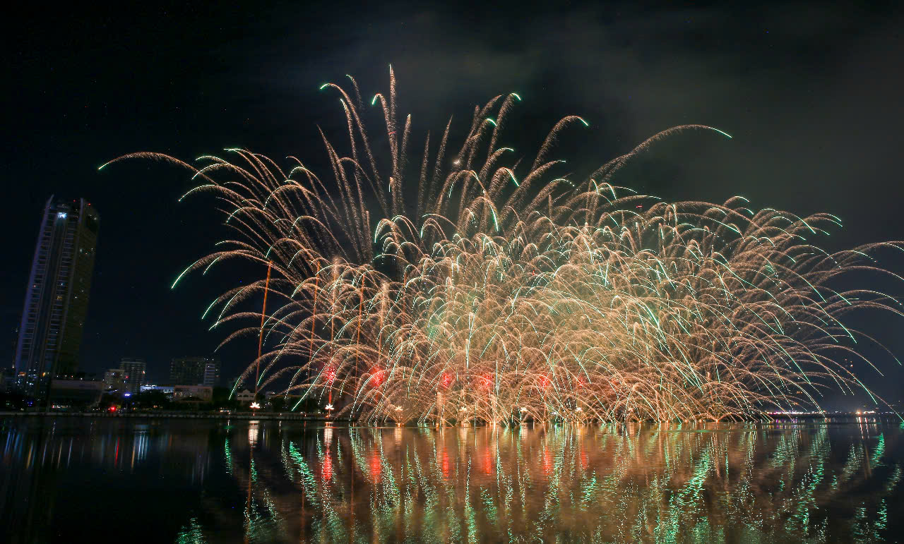 Màn trình diễn pháo hoa của đội Đà Nẵng 