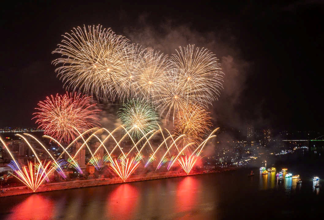 Màn trình diễn pháo hoa của đội Z121 Vina Pyrotech (Việt Nam)